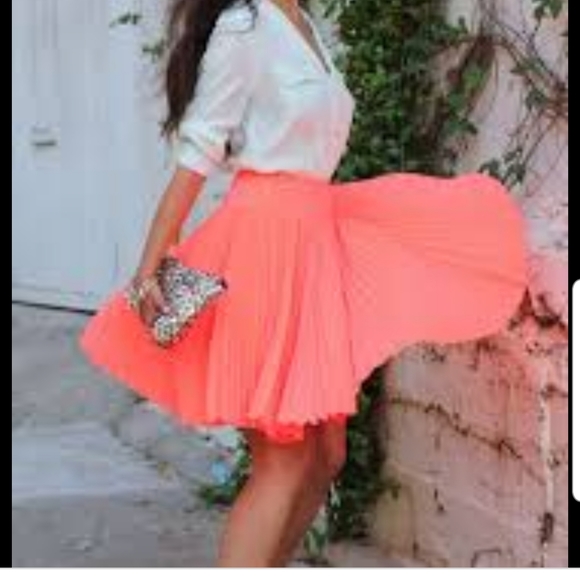 New Without Tags Express Pleated Skirt - Picture 2 of 9